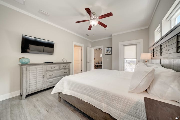 Chumba kikuu cha kulala chenye kitanda cha kifalme - chini ya ghorofa