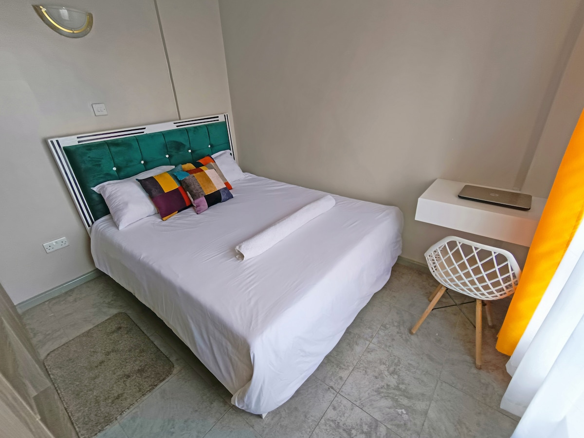 Qetësi në hapësirë të vogël. E kemi projektuar këtë dhomë gjumi për rehati maksimale dhe rrëmujë minimale.