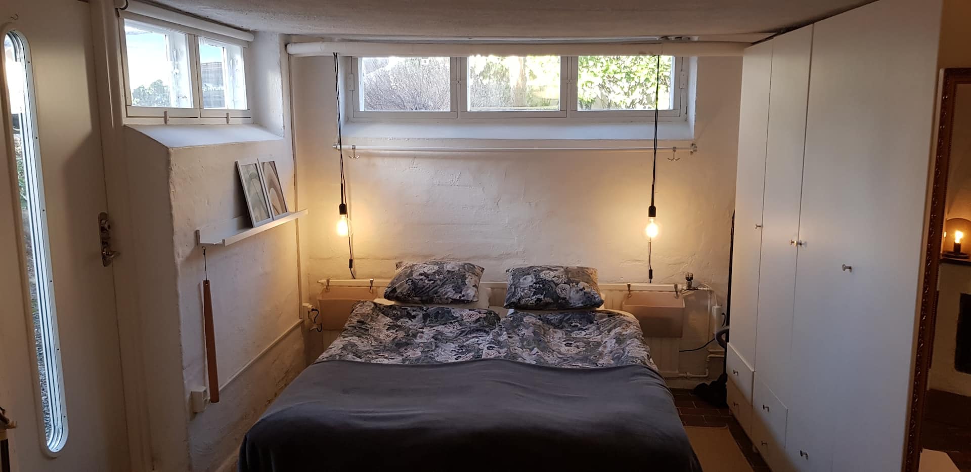 Small cozy apartment opposite restaurant & pub