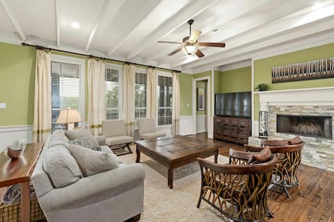 Enormous Estate w/Private Pool & Pickleball Court