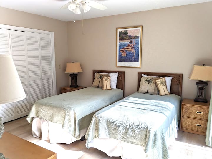 Habitación de invitados en la planta superior con dos camas individuales. El nuevo piso recorre el segundo piso.