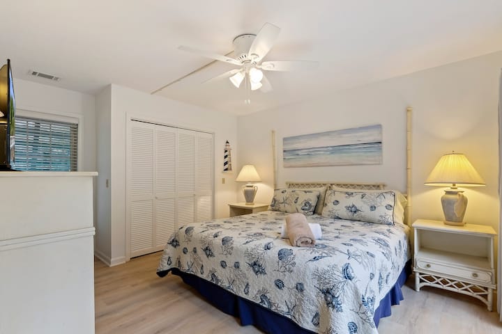 Gran dormitorio principal con cama tamaño king y encantador suelo de roble ligero nuevo.