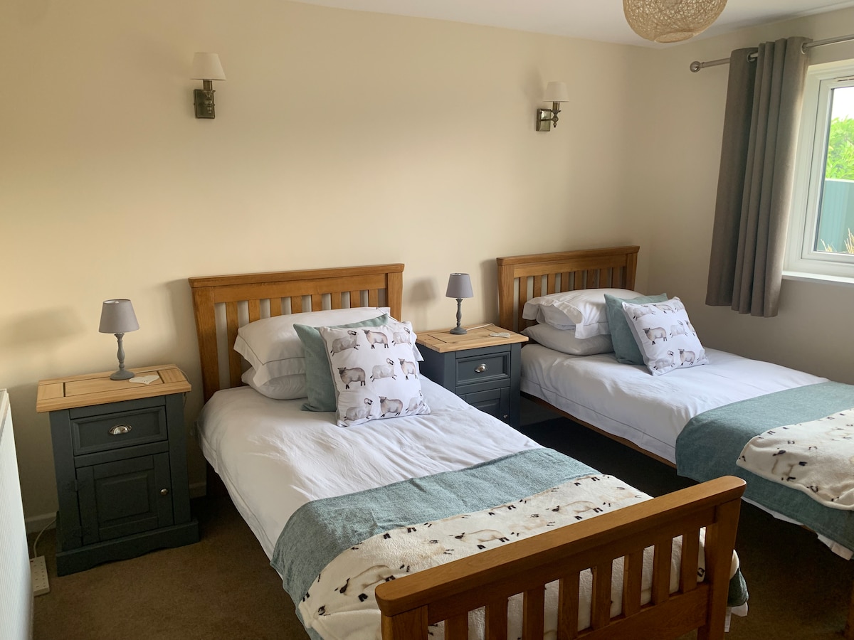 Dormitorio 3 (planta baja)
Camas individuales individualesEl mejor de los cajones
Vestuario