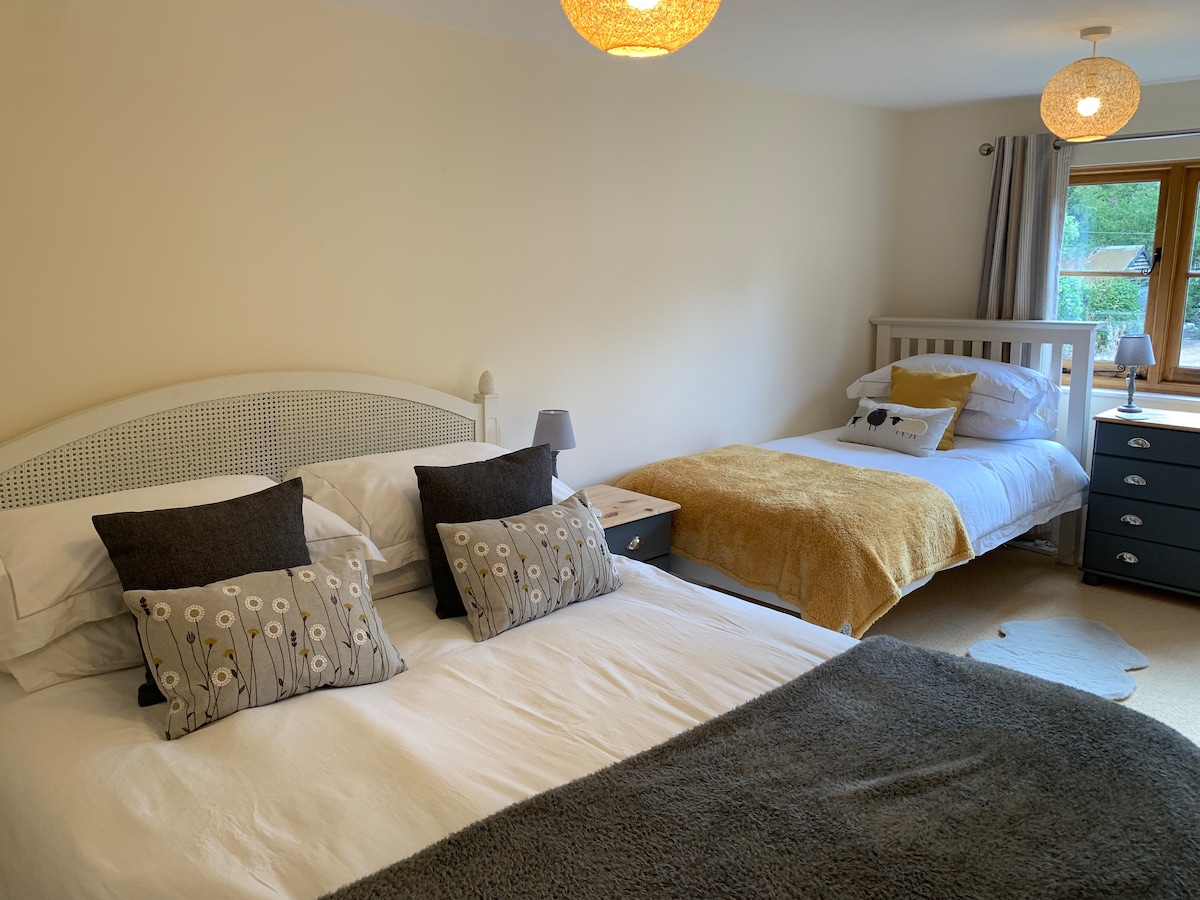 Dormitorio 2 (primer piso)
1 cama tamaño king, 1 cama individual.
cómoda
Puerta de la escalera retráctil instalada