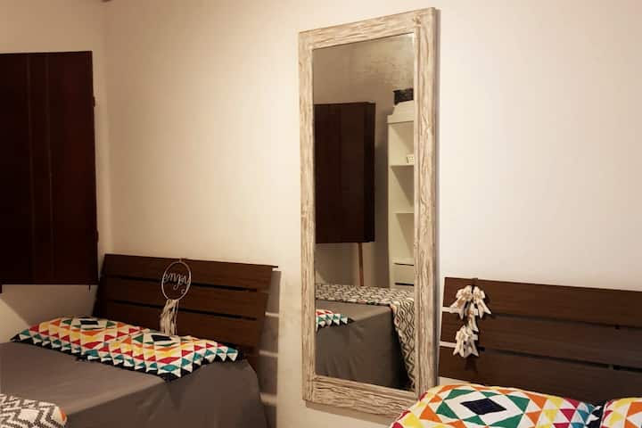 Slaapkamer: 2 tweepersoonsbedden + kast