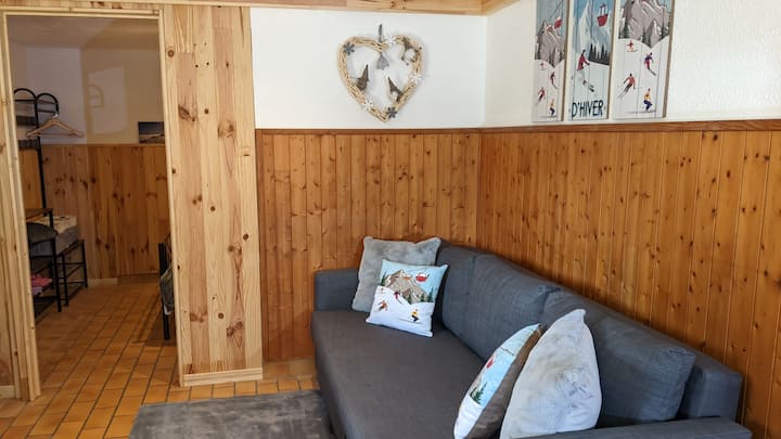 Разтегателен диван