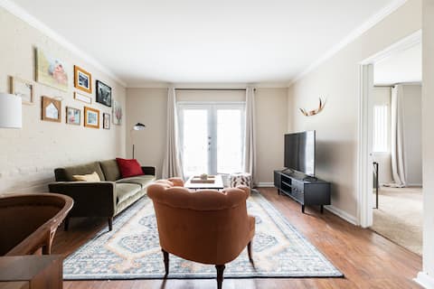 Popular Airbnb listing: Lovely 2 bedroom, 2 bath apt in River Oaks area in Greenway / Upper Kirby Area
