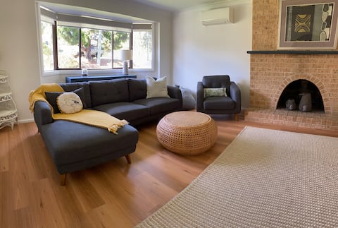 Successful Airbnb property: ‘The Ocean @ Molly’ Walk to beach in Mollymook