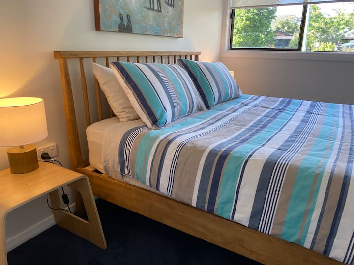 Dormitorio principal, cama tamaño queen, vestidor.