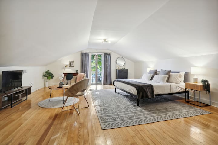 Chumba cha Romeo na Juliet kina kitanda cha ukubwa wa kifalme, eneo la viti, dawati na televisheni janja kubwa. Zaidi ya hayo, roshani ya starehe ya Romeo na Juliet ni bora kwa ajili ya hewa safi ya haraka bila kuacha starehe ya roshani!