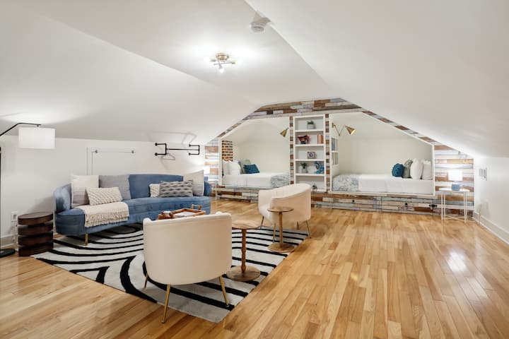 Chumba cha Bunk ni mojawapo ya sehemu nyingi za kipekee ndani ya nyumba. Ikiwa na vitanda 2 vya kifalme, eneo la kuketi na televisheni janja kubwa, chumba hiki ni sehemu nzuri ya kukaa na wasafiri wenzako baada ya siku moja ya kuchunguza! 