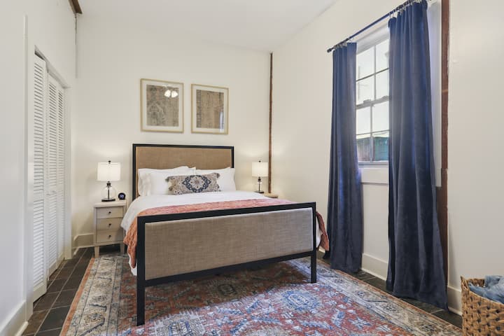 Chumba cha #1 cha kulala kiko chini ya ghorofa na kina kitanda kizuri cha ukubwa wa malkia, kabati na kabati la kuhifadhia, meza mbili kando ya kitanda na kiti cha zamani kilicho na taa ya sakafu, inayofaa kwa ajili ya kuinama usiku kucha! 