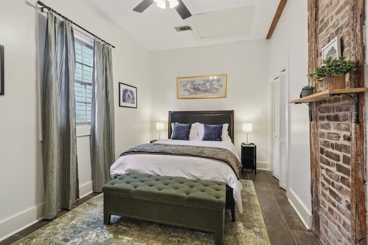 Chumba hiki kizuri cha kulala kilihamasishwa na mandhari nzuri ya New Orleans. Sanaa zote katika chumba hiki zilipatikana katika eneo husika. 