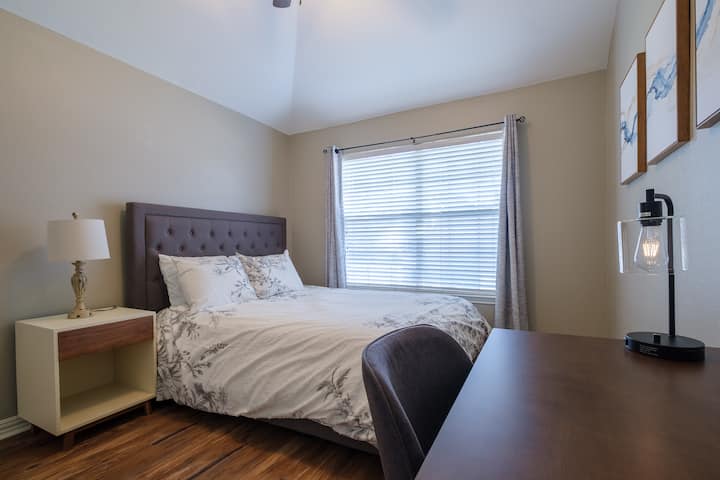 Soba za goste br. 2 s bračnim krevetom i radnim stolom