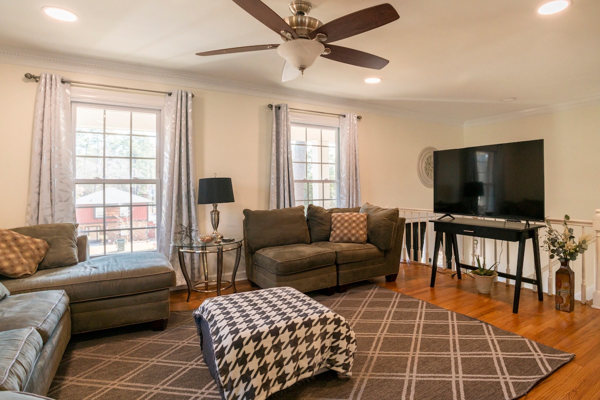 Sebule kubwa iliyo wazi kwa ajili ya jikoni na chumba cha kulia