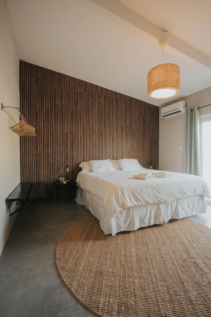 Shijo një gjumë të mirë natën në një krevat të madhësisë king me çarçafë egjiptianë. 