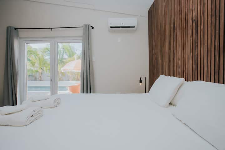 Shijo një gjumë të mirë natën në një krevat të madhësisë king me çarçafë egjiptianë. 