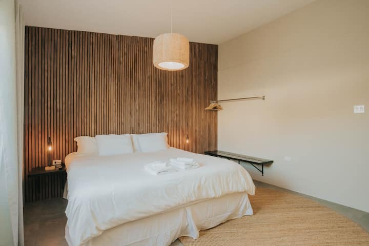 Shijo një gjumë të mirë natën në një krevat të madhësisë king me çarçafë egjiptianë. 