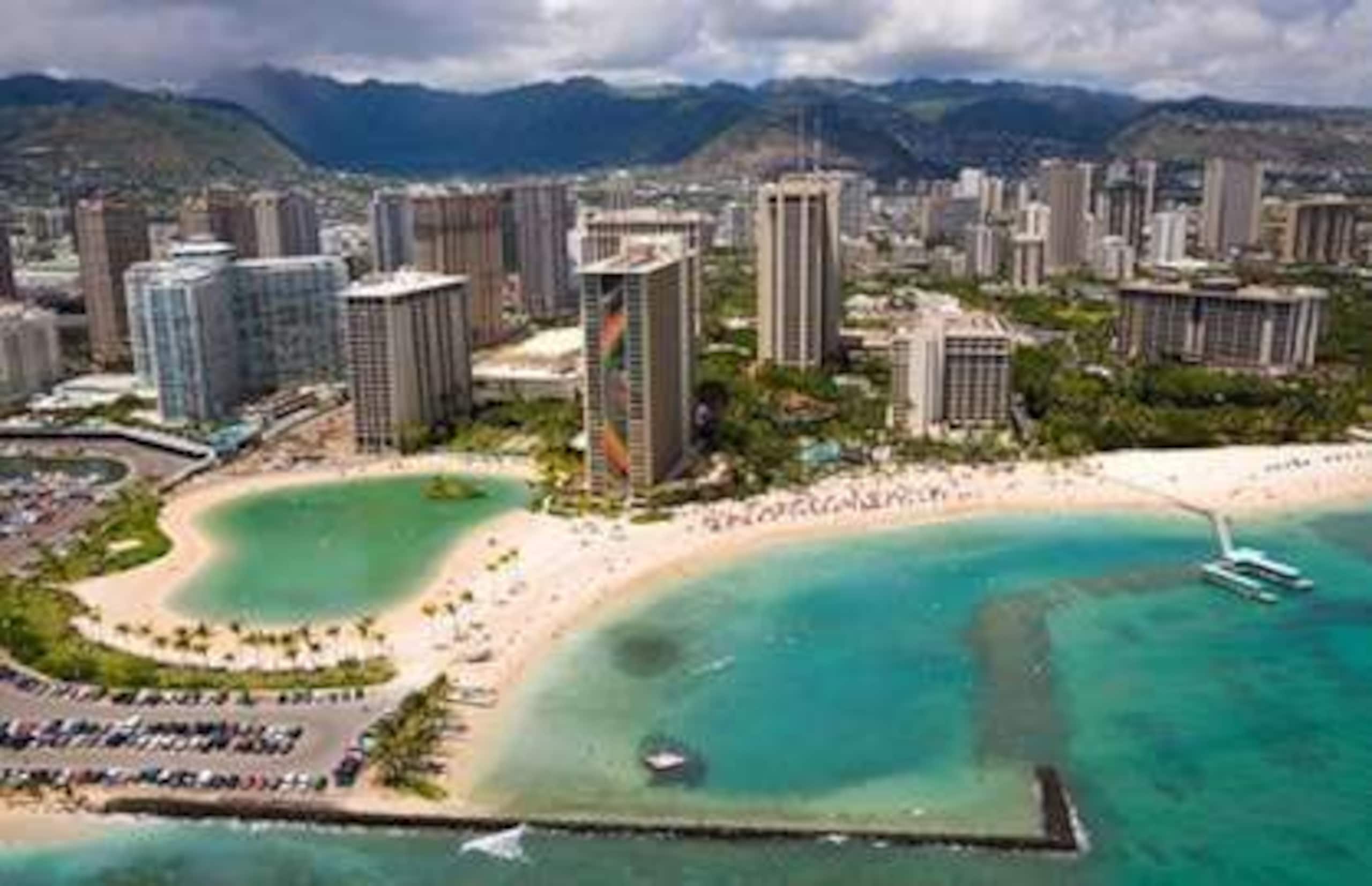Condo in Honolulu · ★4.76 · 1 bedroom · 3 beds · 1 private bath - Image 23