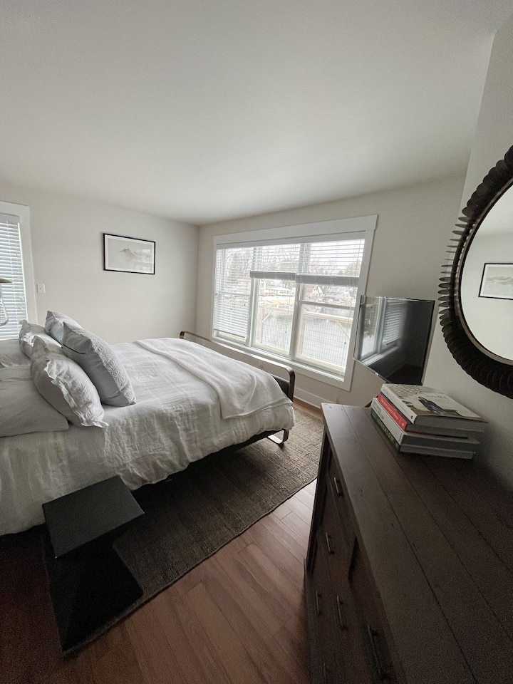 მე-2 სართულის ძირითადი საძინებელი კარადით, მიმაგრებული სააბაზანოთი და ლამაზი ტბის ხედით.