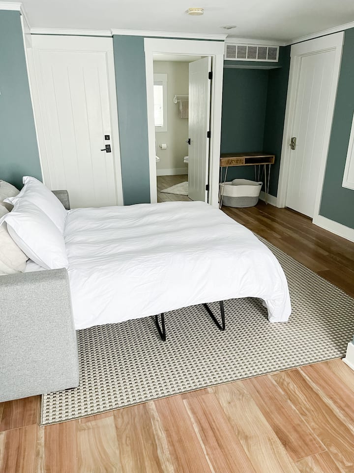 მე-3 სართულის სადესანტო სივრცე გამოსაწევი ტახტით.