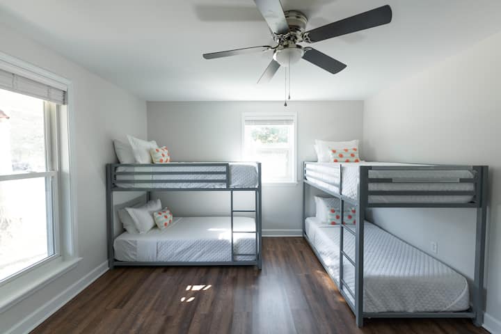 Watoto wako watapenda sehemu yao ya kupumzika na kucheza kwenye ukumbi kutoka kwa chumba cha kulala cha mama na baba wa malkia.