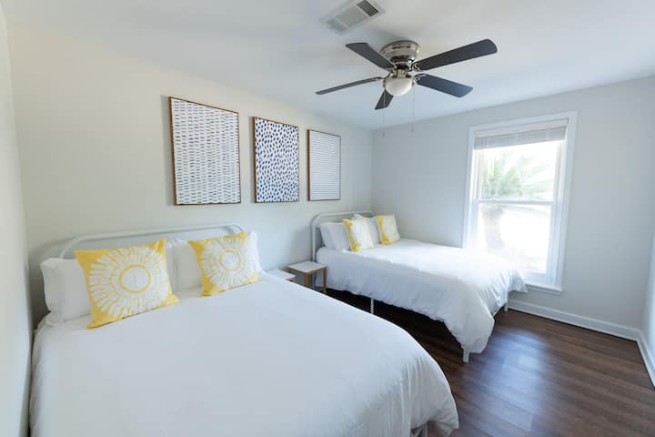 Nzuri, safi na yenye starehe. Hakuna kitu kama usingizi mzuri wa usiku katika godoro lako jipya na duveti laini sana. 