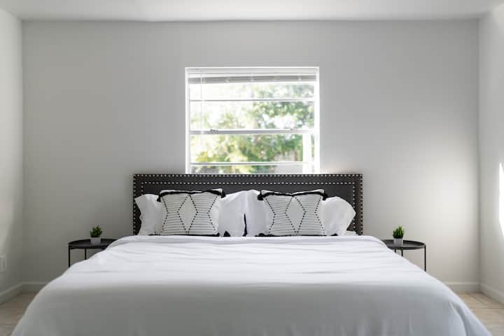 Luxusná hotelová posteľná bielizeň obklopuje úplne nové rámy postelí a matrace v každej izbe. Každý spánok má mäkký a pevný vankúš pre optimálne ZZZZ. 