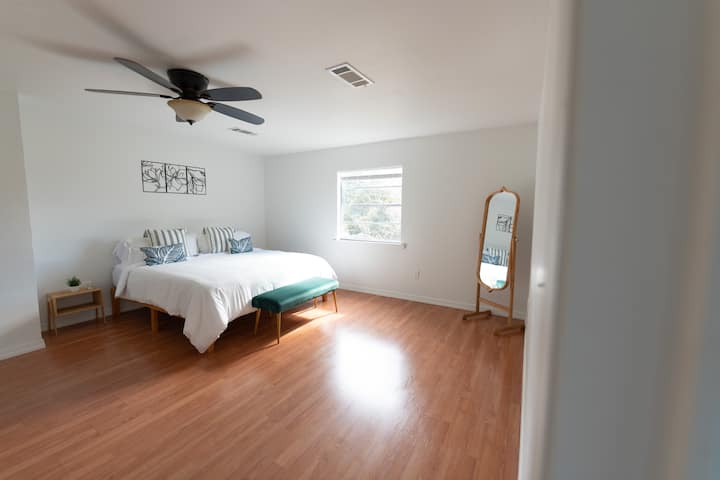 Na veľkosti izby záleží! Všetkých sedem spální sa môže pochváliť dostatočným priestorom, veľkým zrkadlom, novými posteľami, matracmi a luxusnou posteľnou bielizňou. Táto hlavná spálňa má súkromnú 5-dielnu kúpeľňu s vlastnou kúpeľňou.