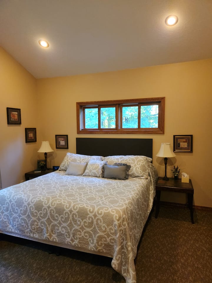 Тази стая предлага голямо двойно легло с дрешник и баня в пълен размер.  