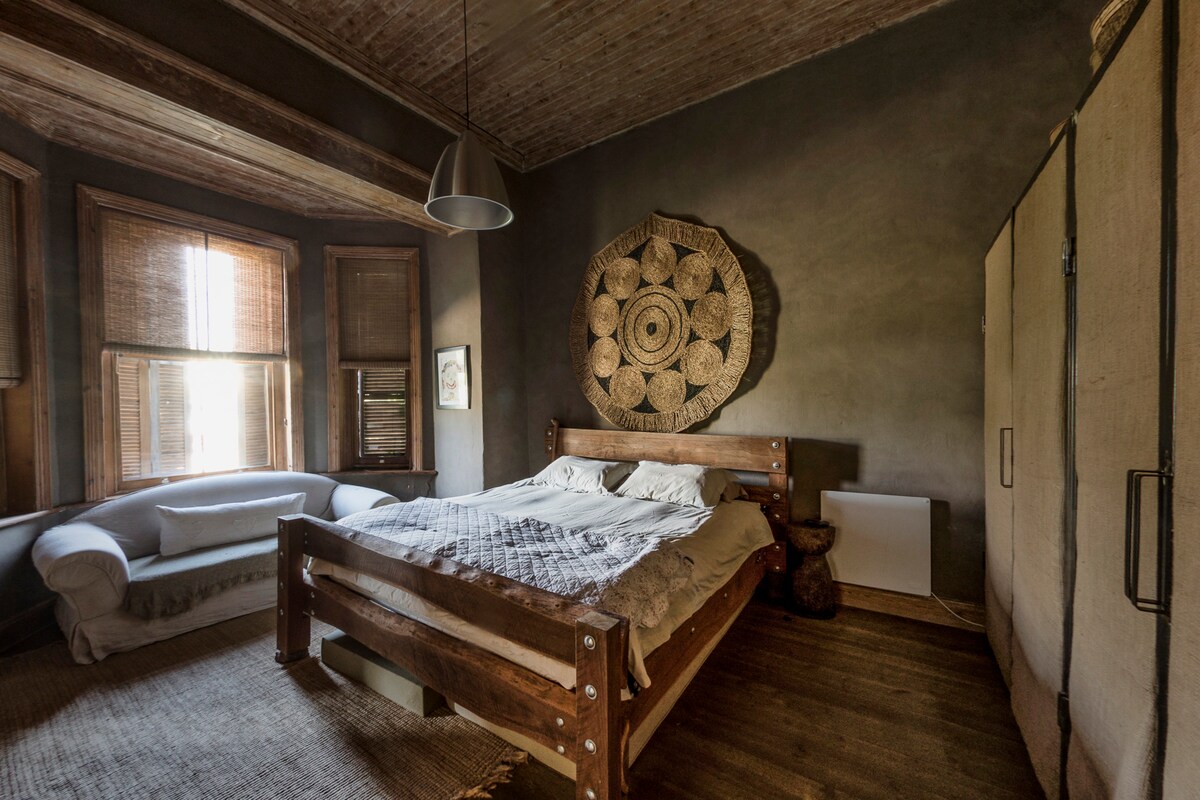 Glavna spavaća soba s bračnim krevetom (širine 180 - 200 cm)