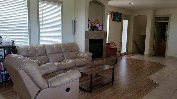 3 Bed, 4 Bath, 2-story House In Great Neighborhood - Farmington, UT