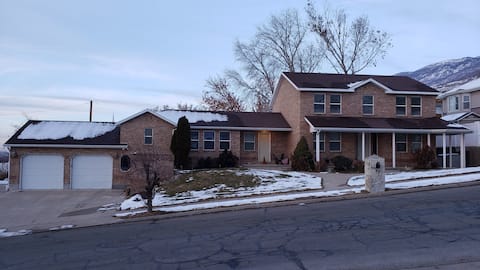 3 Bed, 4 Bath, 2-Story House in Great Neighborhood