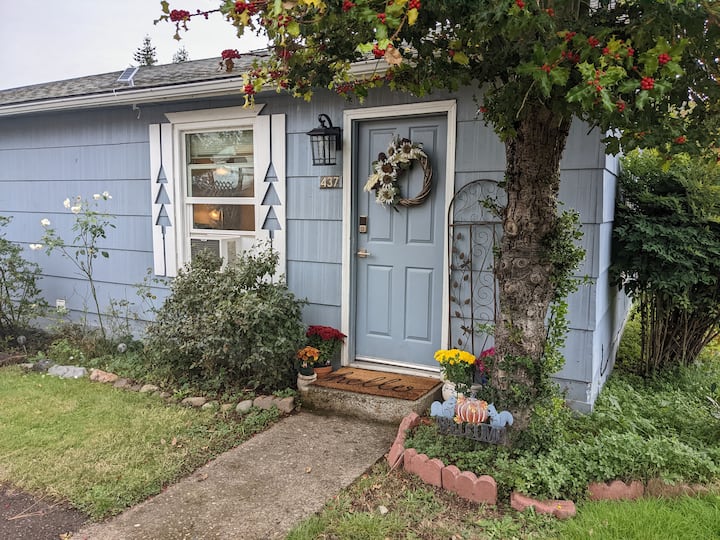 Cozy 1bedroom home in quiet area w/free parking Houses for Rent in Roseburg, Oregon, United