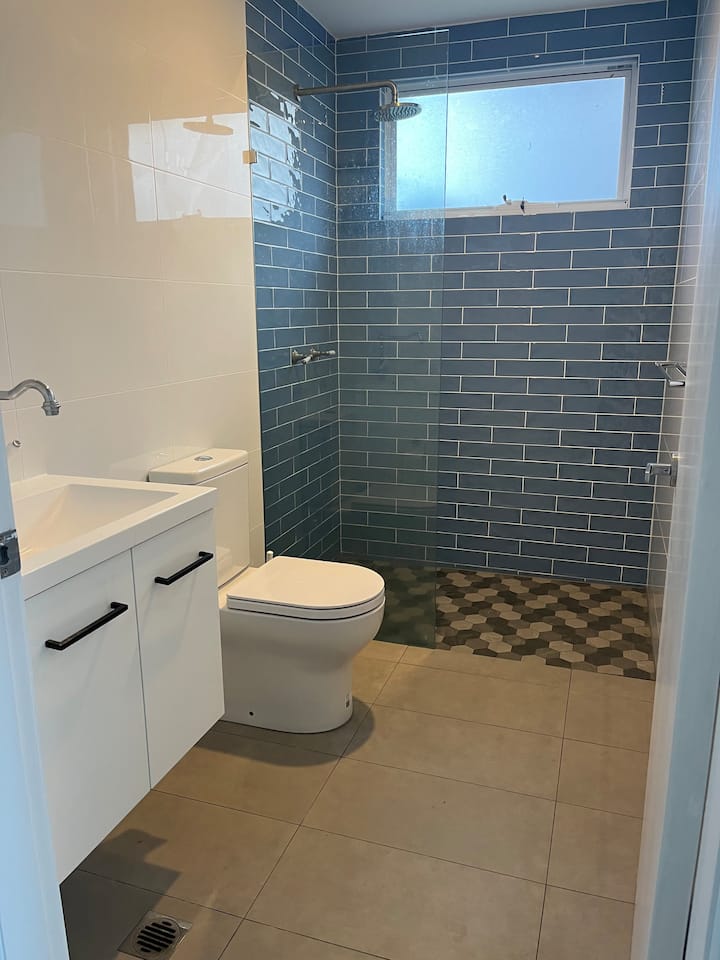 2 bedroom fully furnished studio - free parking