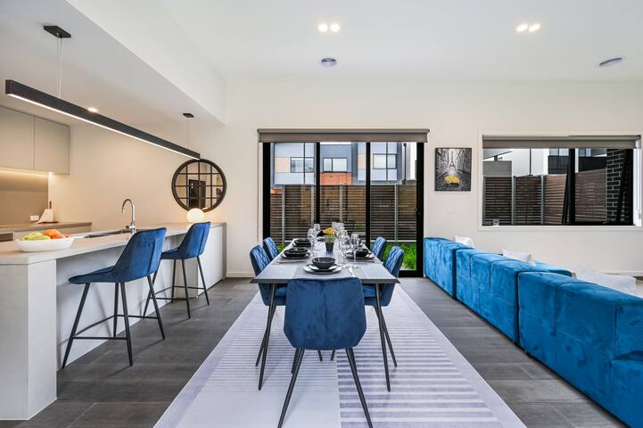 Burwood East Brand New 5-Bedroom Art Gallery Home gallery image 2