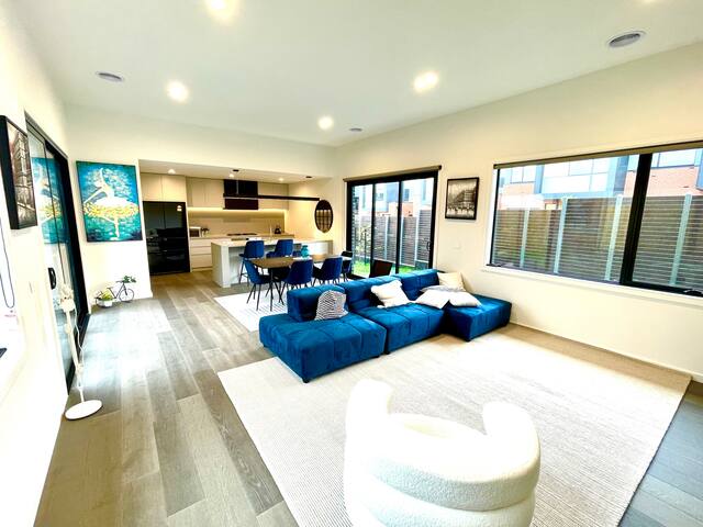 Burwood East Brand New 5-Bedroom Art Gallery Home gallery image 3