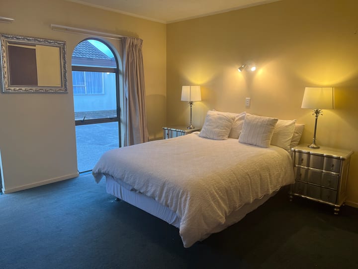 Sunny 2 Bedroom Home In The Heart Of Raumati - Paekākāriki