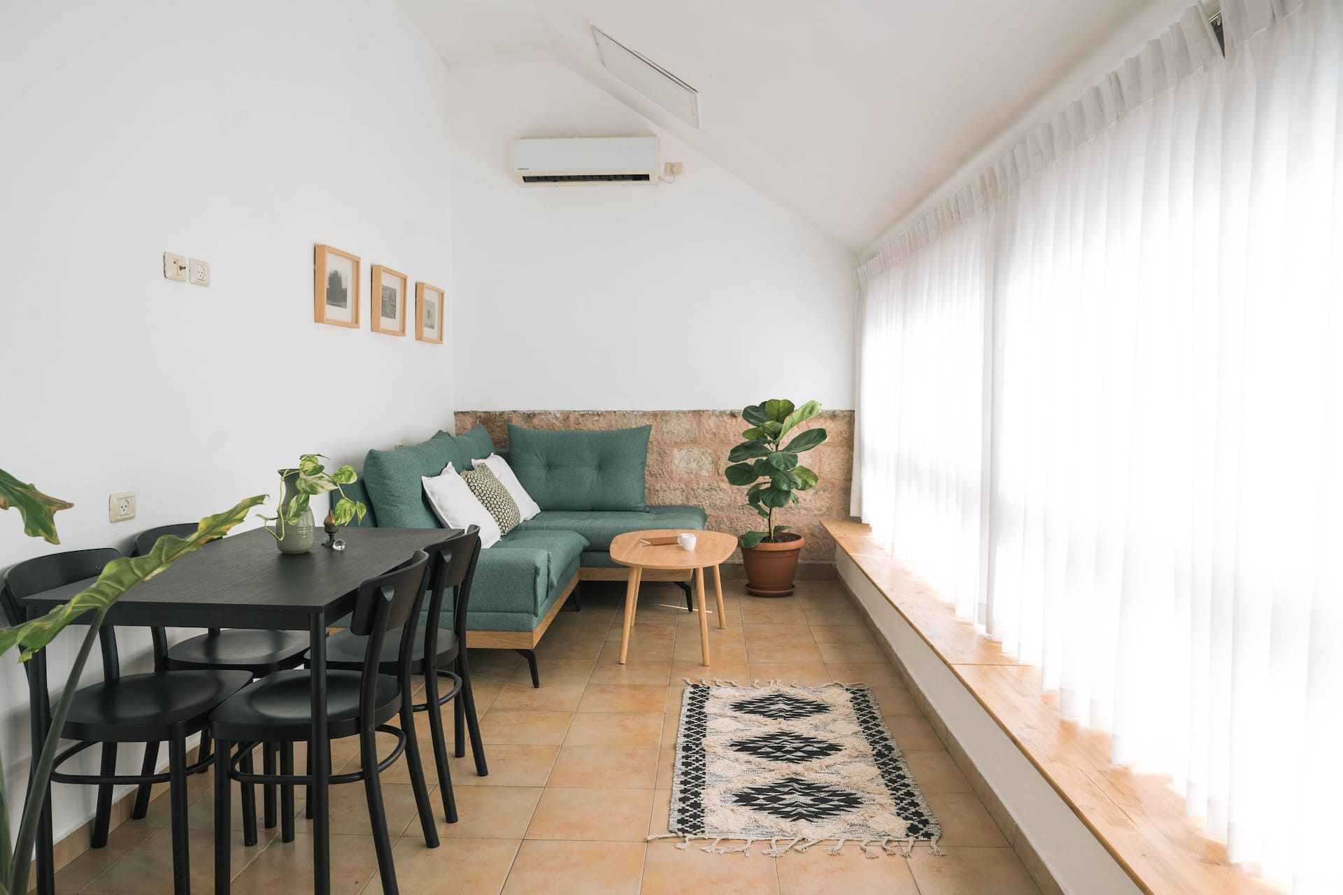 J85 - 2 bedroom cozy quiet & bright, city center