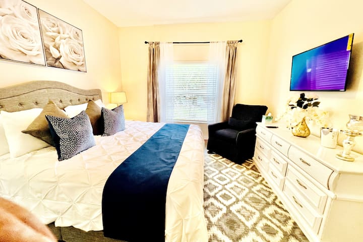 חדר שינה עם מיטת קינג סייז שיכולה בקלות להיות יחידת הורים שנייה. משקיף על החצר האחורית היפה. מצויד בכיסא מסתובב של Lazyboy, שידה, ארון ענק, טלוויזיה חכמה/Roku.