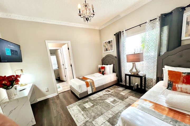 בחדר הזה יש שתי מיטות נפרדות, חדר רחצה, ארון ענק, שולחן כתיבה עם כיסא, ספרי קריאה, ציוד כתיבה, טלוויזיה חכמה/רוקו. משקיף על הגינה הצדדית עם עציצים ועשבי תיבול (בעונה). חדרים סמוכים של ג'ק וג'יל  