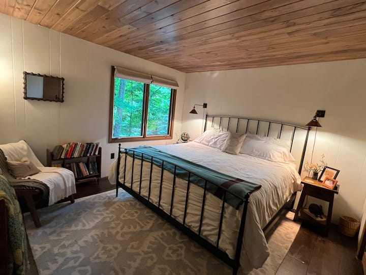 Quarto no andar de baixo com cama king size
Banheiro do lado de fora da porta do quarto.