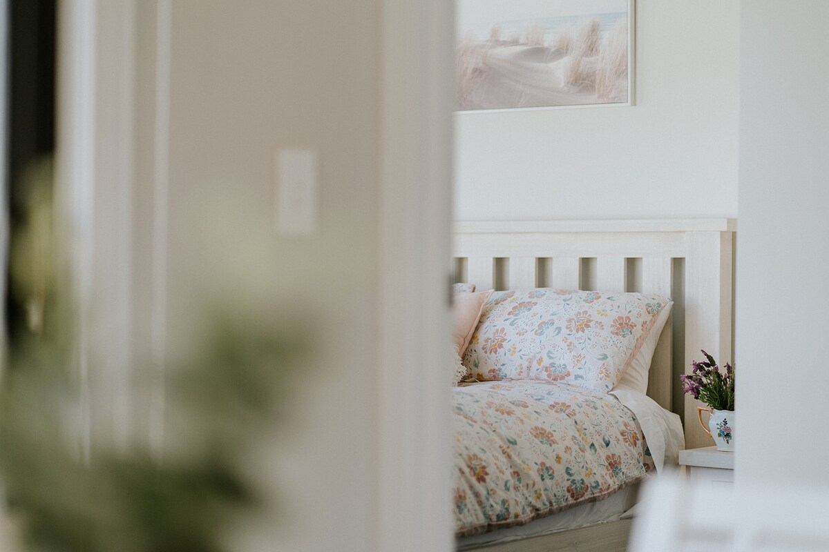 Მთავარი საძინებელი 152 × 203 სმ ზომის საწოლითა და ცალკე სააბაზანოთი