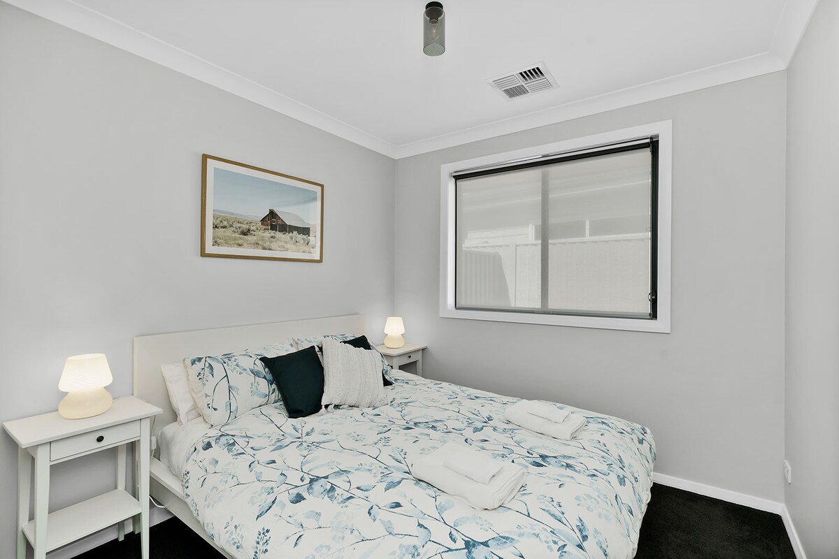 Მეორე საძინებელი, საწოლი 152 × 203 სმ