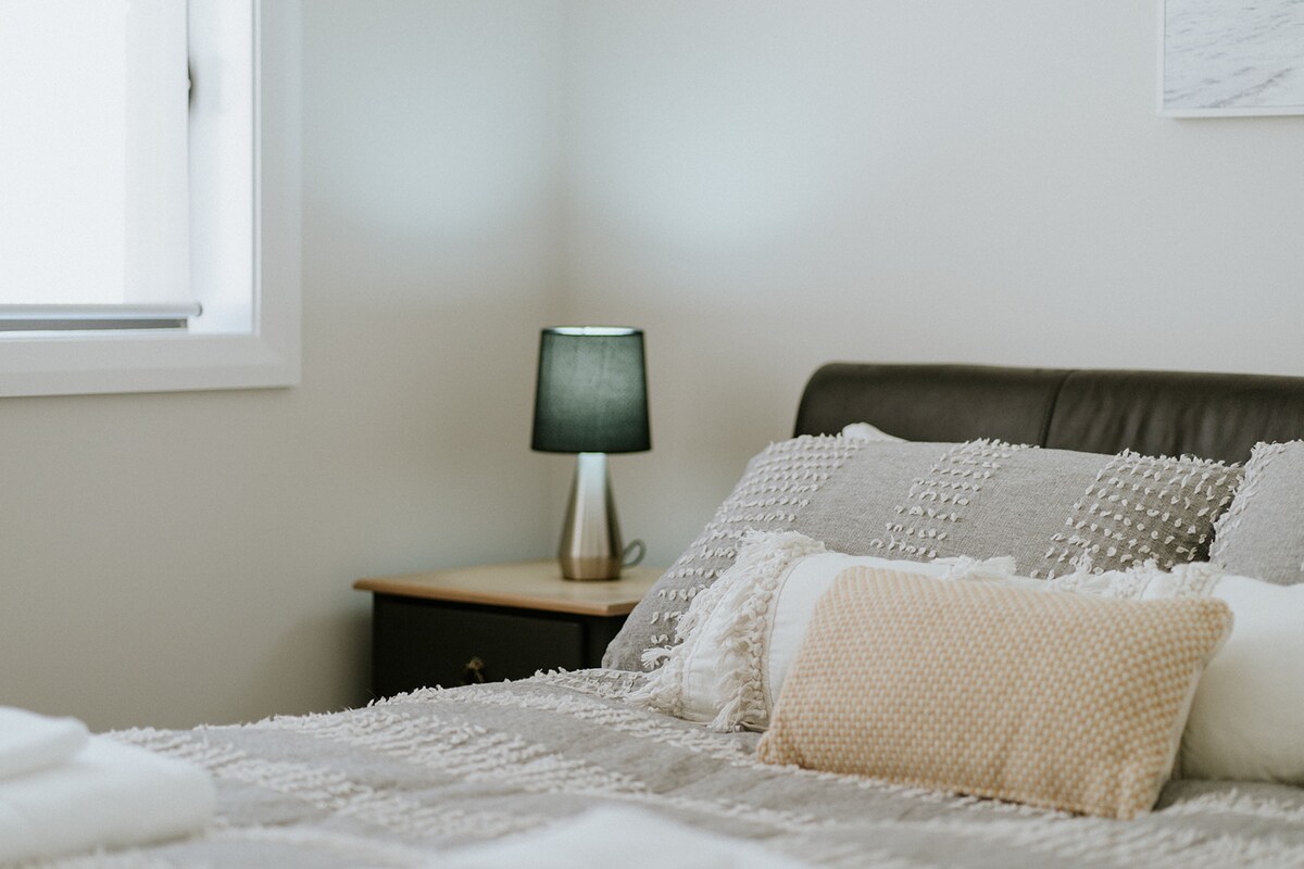 Მესამე საძინებელი, საწოლი 152 × 203 სმ