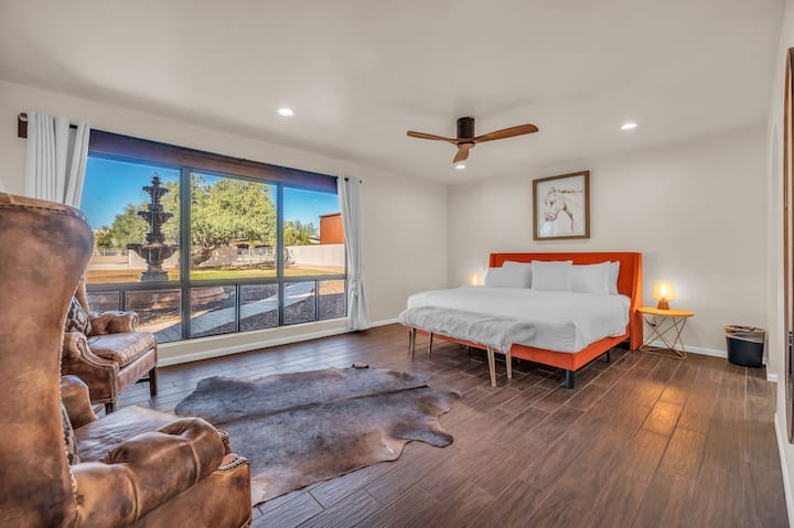 พักผ่อนสบายๆในเตียงขนาดคิงไซส์ของห้องนอนใหญ่! 