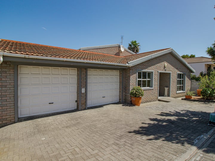 Luxury Home in Olive Grove Houses for Rent in Cape Town, Western Cape