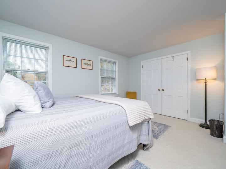 Chambre plus grande avec lit King Size, grand placard et commode