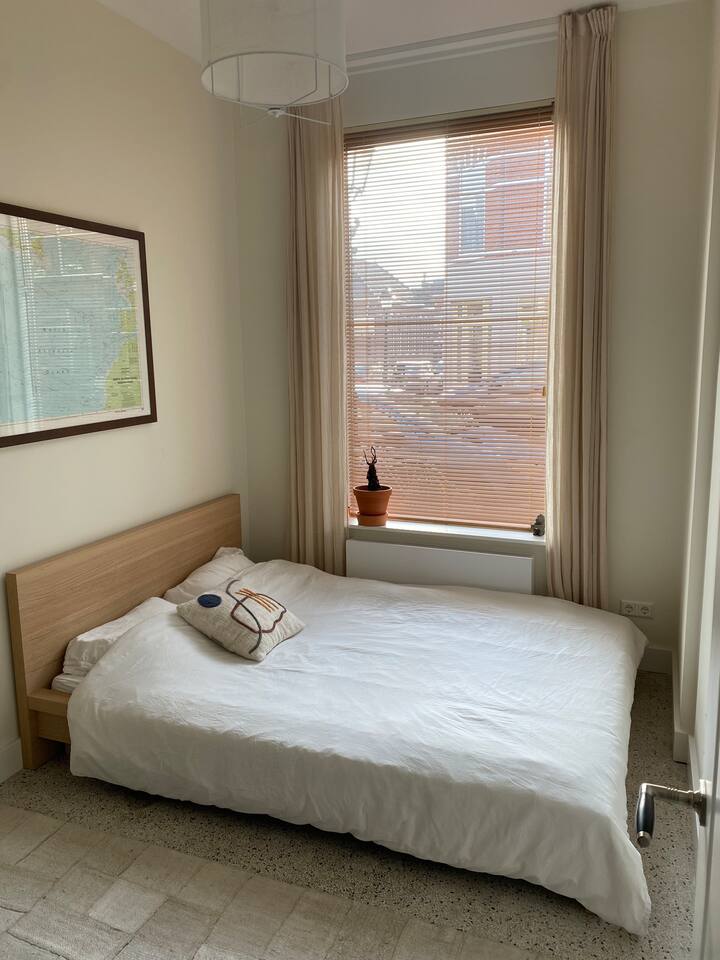 Სტუმრების საძინებელი (საწოლი 140x200)