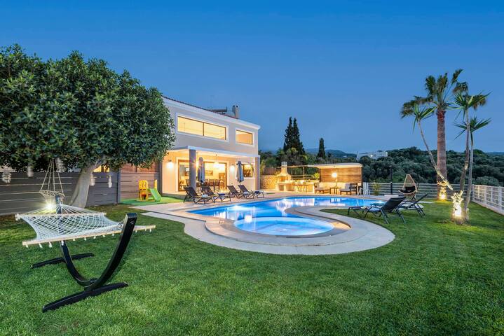 Heated pool, kids pool, gorge and sea views! gallery image 4